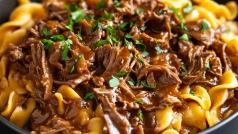 Carne-de-res-y-fideos-de-Mississippi-en-olla-de-cocción-lenta